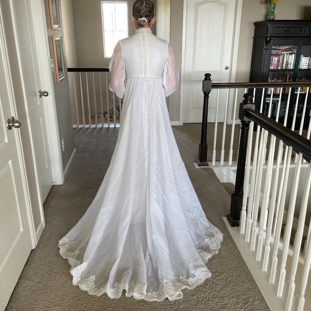 Vintage Lace Wedding Gown and Veil - Picture 3 of 15